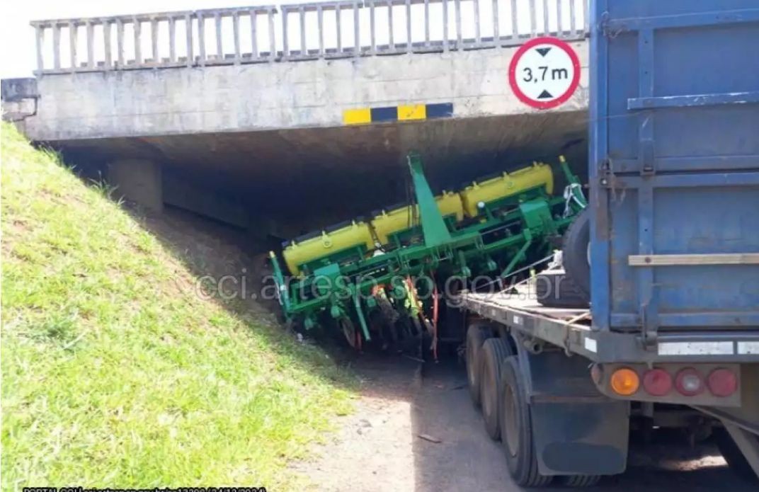 Máquina agrícola cai de carreta e interdita retorno na Castello Branco em Itatinga