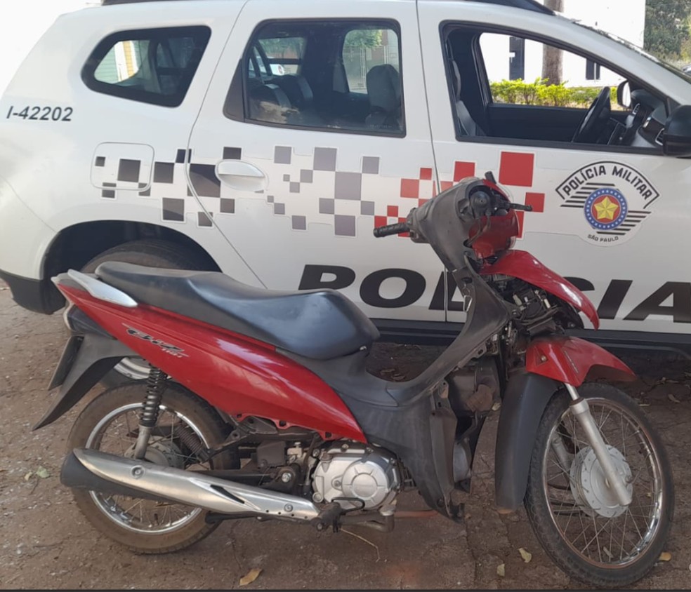  Policiais realizaram a consulta do emplacamento e confirmaram que se tratava de um furto — Foto: Polícia Civil