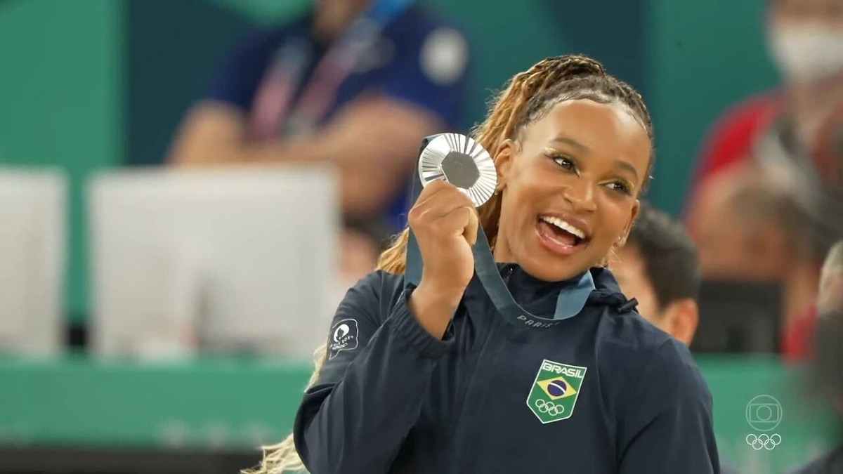 Brilho de duas estrelas: câmaras registram as reações de Rebeca Andrade e Simone Biles na final do individual geral da ginástica