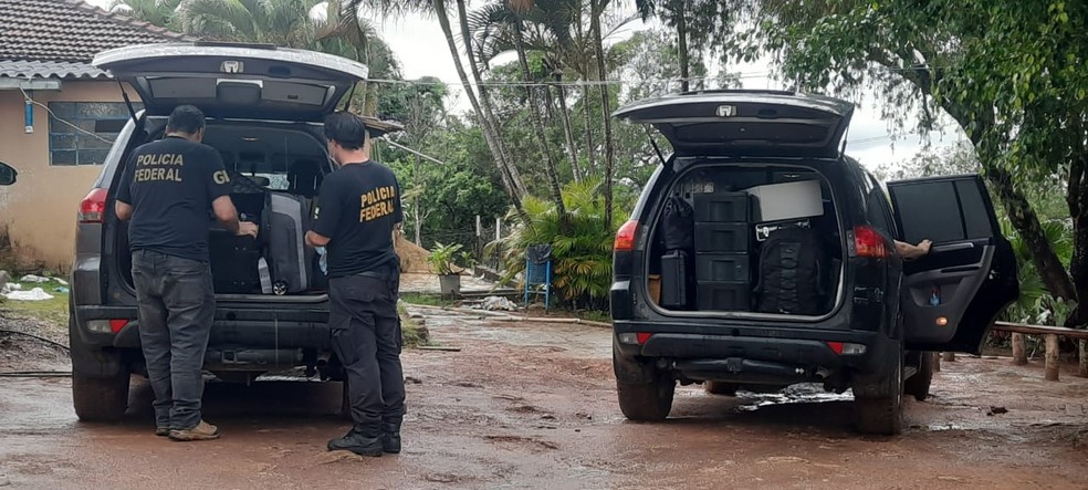 Polícia Federal inicia perícia em carros e sítios usados por suspeitos de roubo a banco mortos em Varginha (MG) — Foto: João Daniel Alves/EPTV