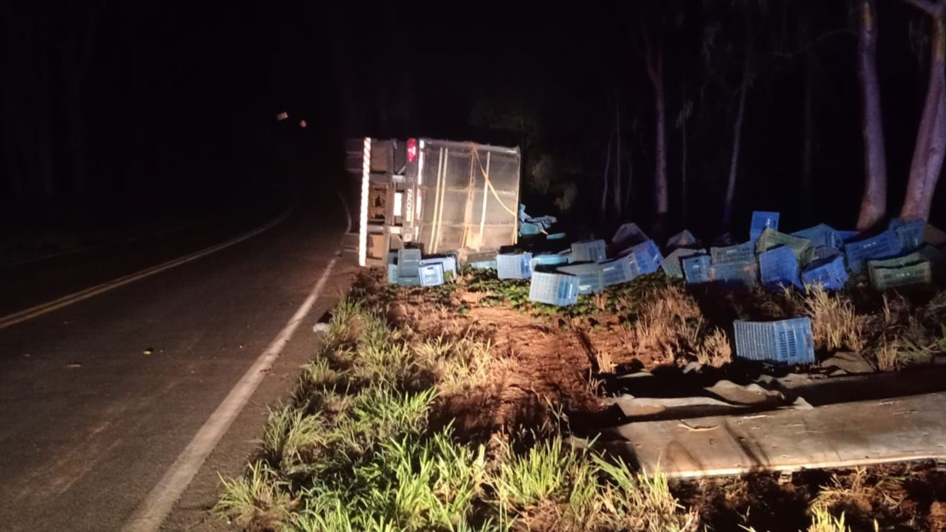 Caminhão com carga de abacates tomba e deixa três feridos na MGC-354 