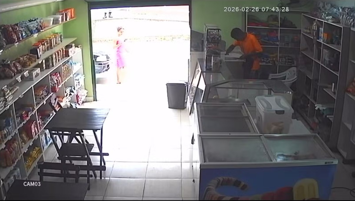 ¡Escondite Fallido! Asaltante de Padaría Hallado Debajo de Sofá