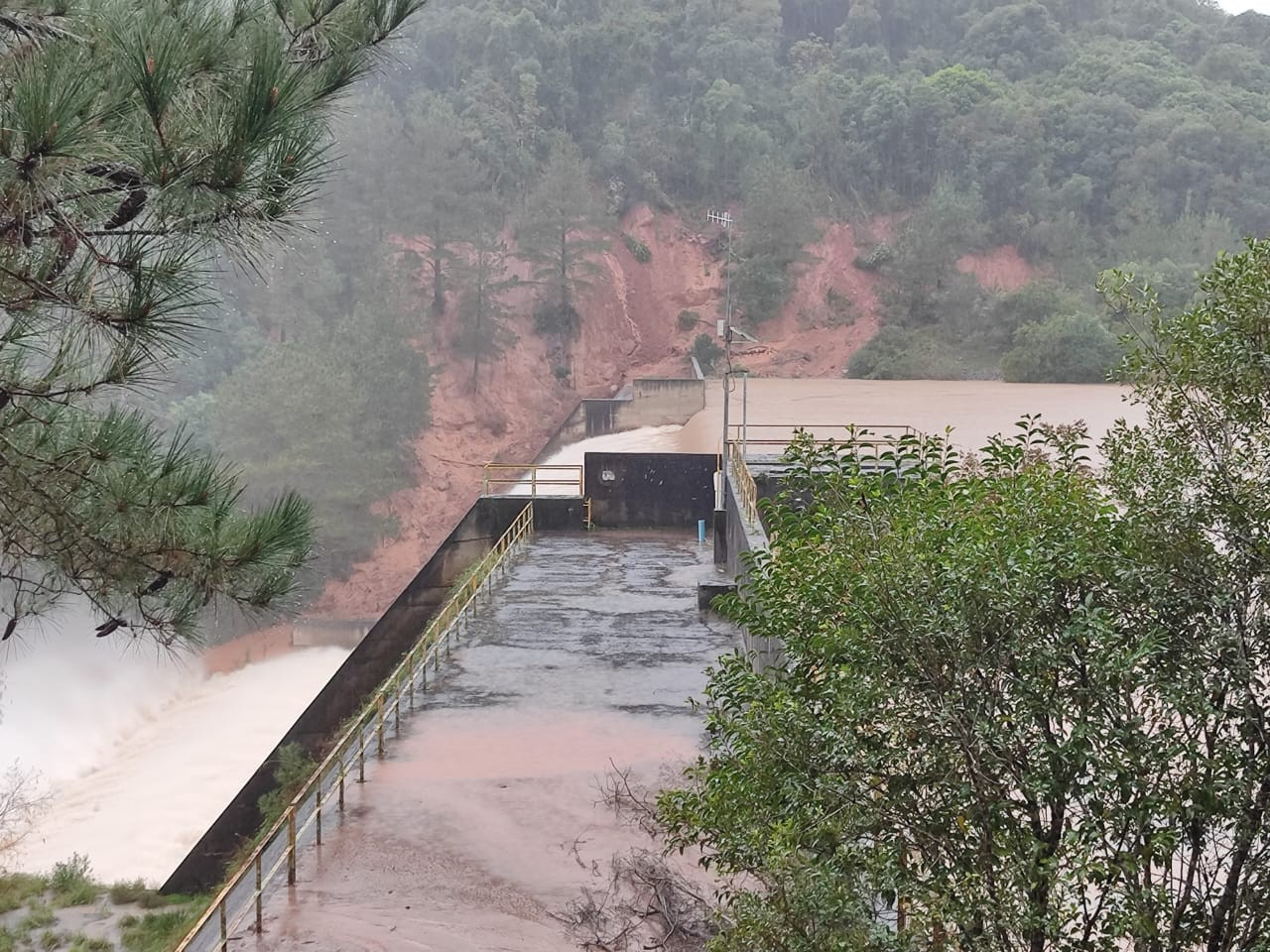 VÍDEO: companhia decreta emergência após risco de barragem extravasar em Bento Gonçalves