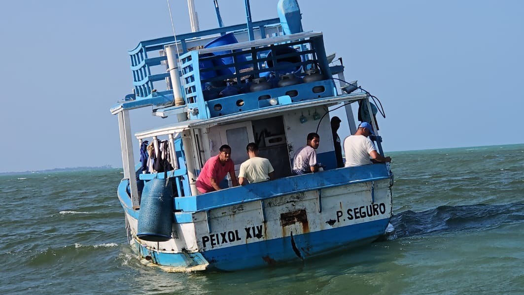 Marinheiros resgatam barco à deriva em Porto Seguro; cinco pessoas estavam a bordo 