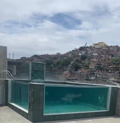 Jacuzzi, piscina 'aquário', sala de cinema, academia e churrasqueira: veja imagens de casas de luxo de traficantes no Alemão