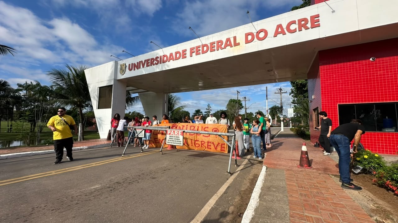 Estudantes bloqueiam entrada da Ufac em novo protesto por transporte coletivo em Rio Branco; VÍDEO