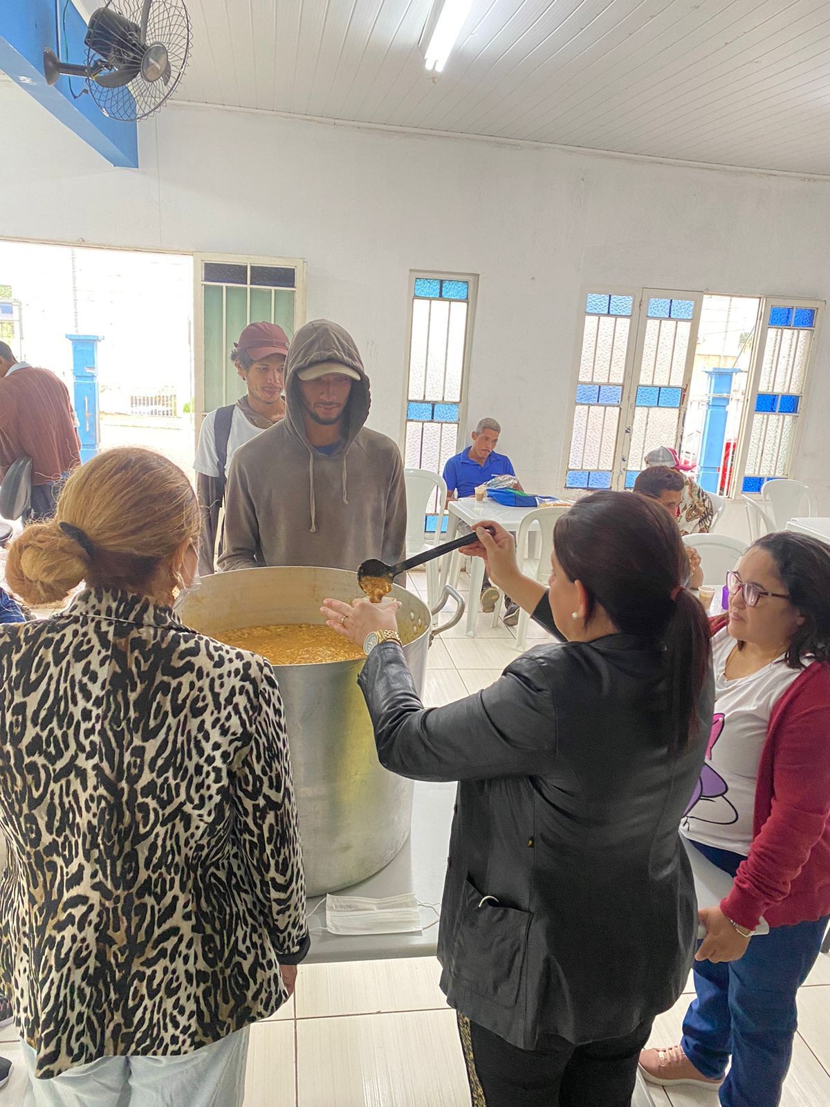 Campanha 'Doe um agasalho' arrecada roupa e cobertores para pessoas em situação de rua de Rio Branco 