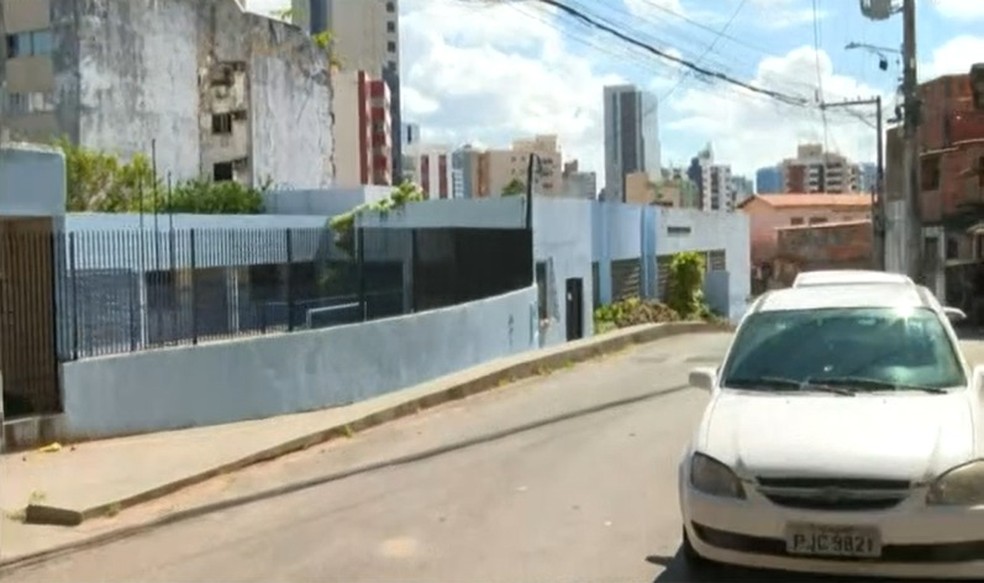 Escola municipal tem aulas suspensas após tiroteios no bairro do Costa Azul, em Salvador — Foto: Reprodução/TV Bahia