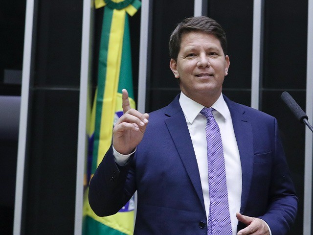 Oficial não encontra Mario Frias em endereço fornecido pela Câmara; gabinete diz que não há previsão do deputado voltar ao Brasil