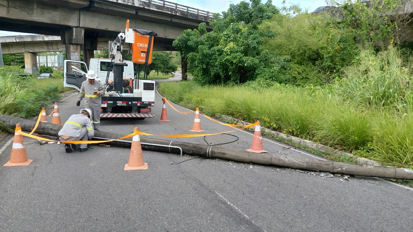 Poste cai e causa interdição parcial na Avenida Sanhauá, em João Pessoa