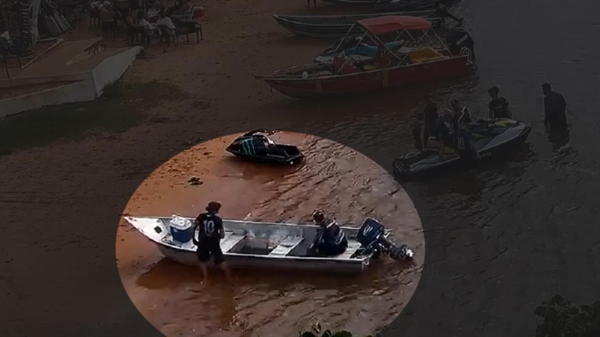 Câmera mostra momento em que advogado deixa amigo na beira de rio antes de desaparecer no Paraná