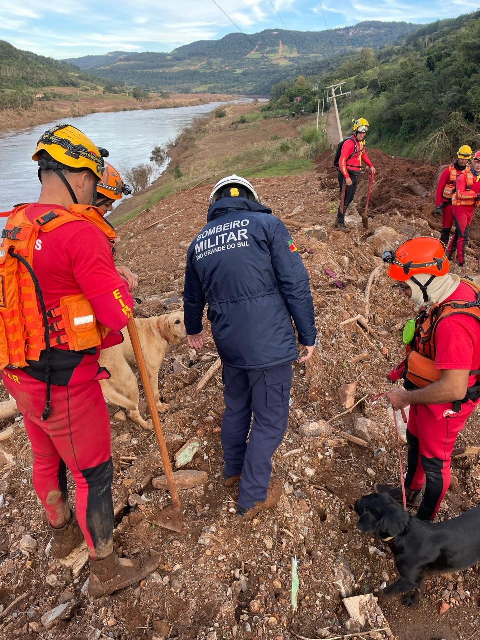 Bombeiros de MT fazem operação para resgatar seis pessoas da mesma família soterradas após enchentes no RS