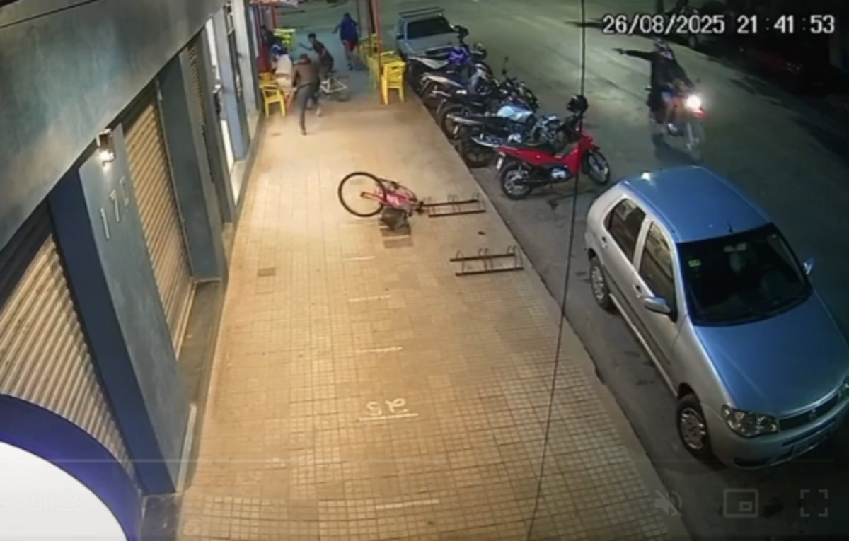 Dupla em moto atira várias vezes contra adolescentes e acerta homem por engano em MG; VÍDEO