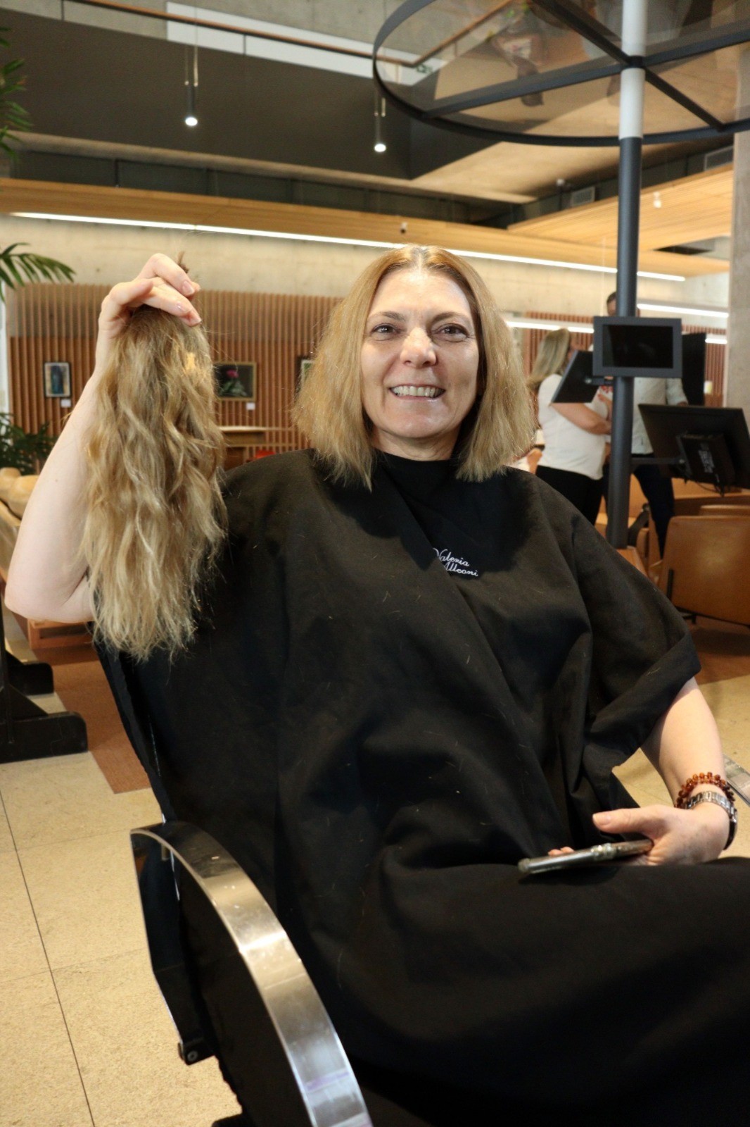 Ação faz corte de cabelo gratuito em Piracicaba para entrega de perucas a pacientes com câncer