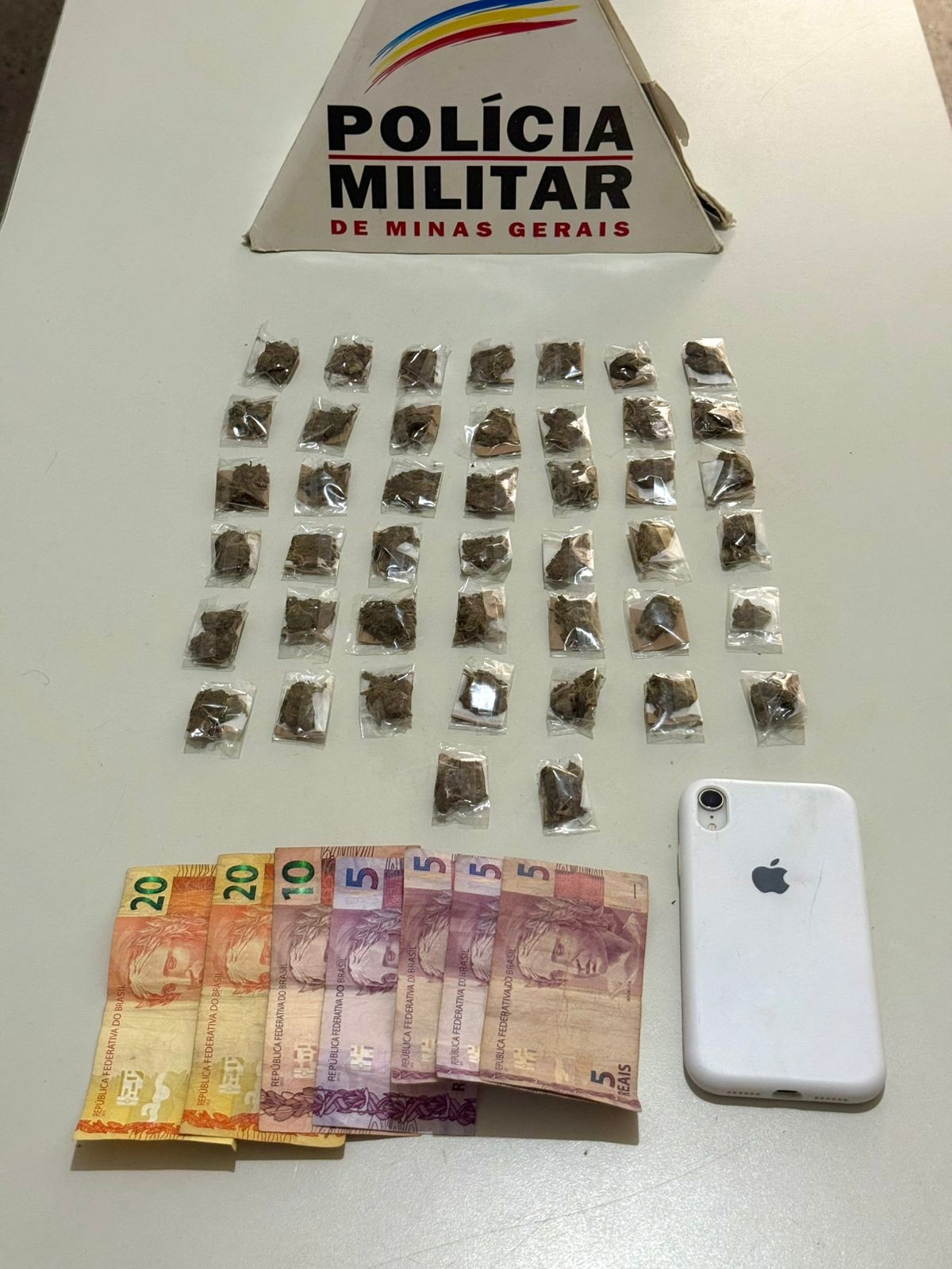 Motociclista chama a atenção da PM com manobras perigosas em rua e é preso ao ser flagrado com drogas 