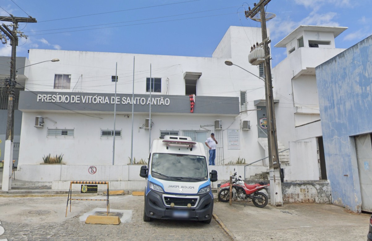 Homem é preso após invadir casa, tentar matar ex-companheira e agredir namorado dela