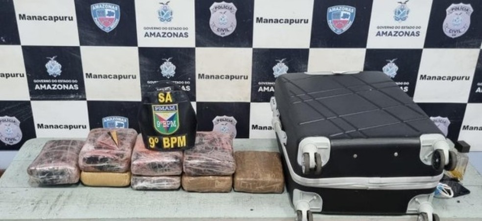 Homem é preso suspeito de transportar drogas escondidas dentro de mala em lancha no interior do AM. — Foto: Divulgação/Polícia Militar