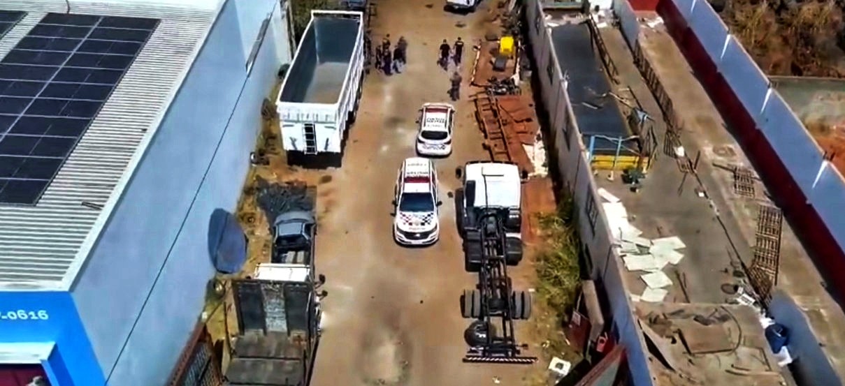 Rastreador ajuda PM a encontrar caminhão roubado; 3 homens são presos em São João da Boa Vista