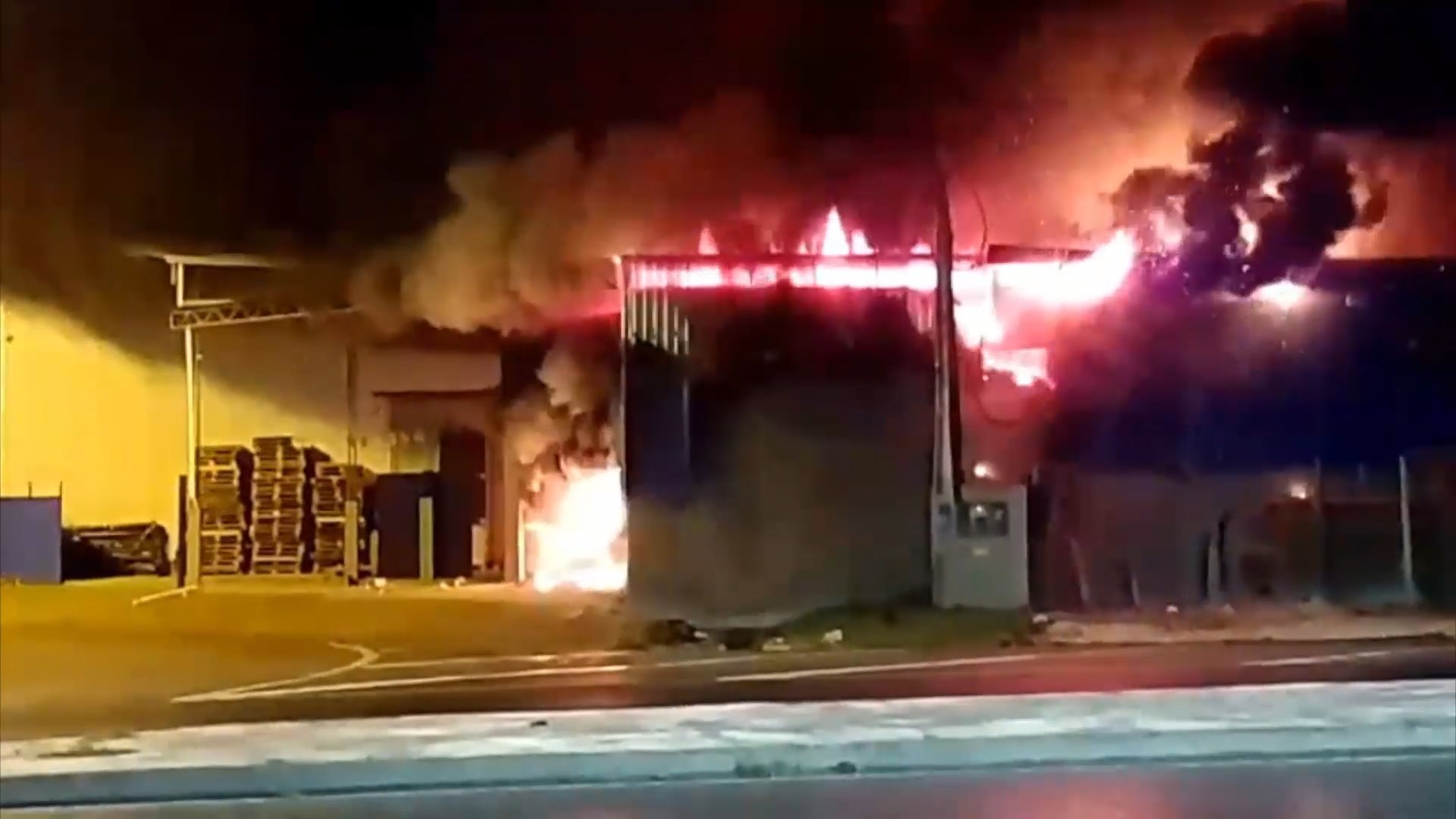 VÍDEO: incêndio destrói fábrica de ração em Alegre, no ES