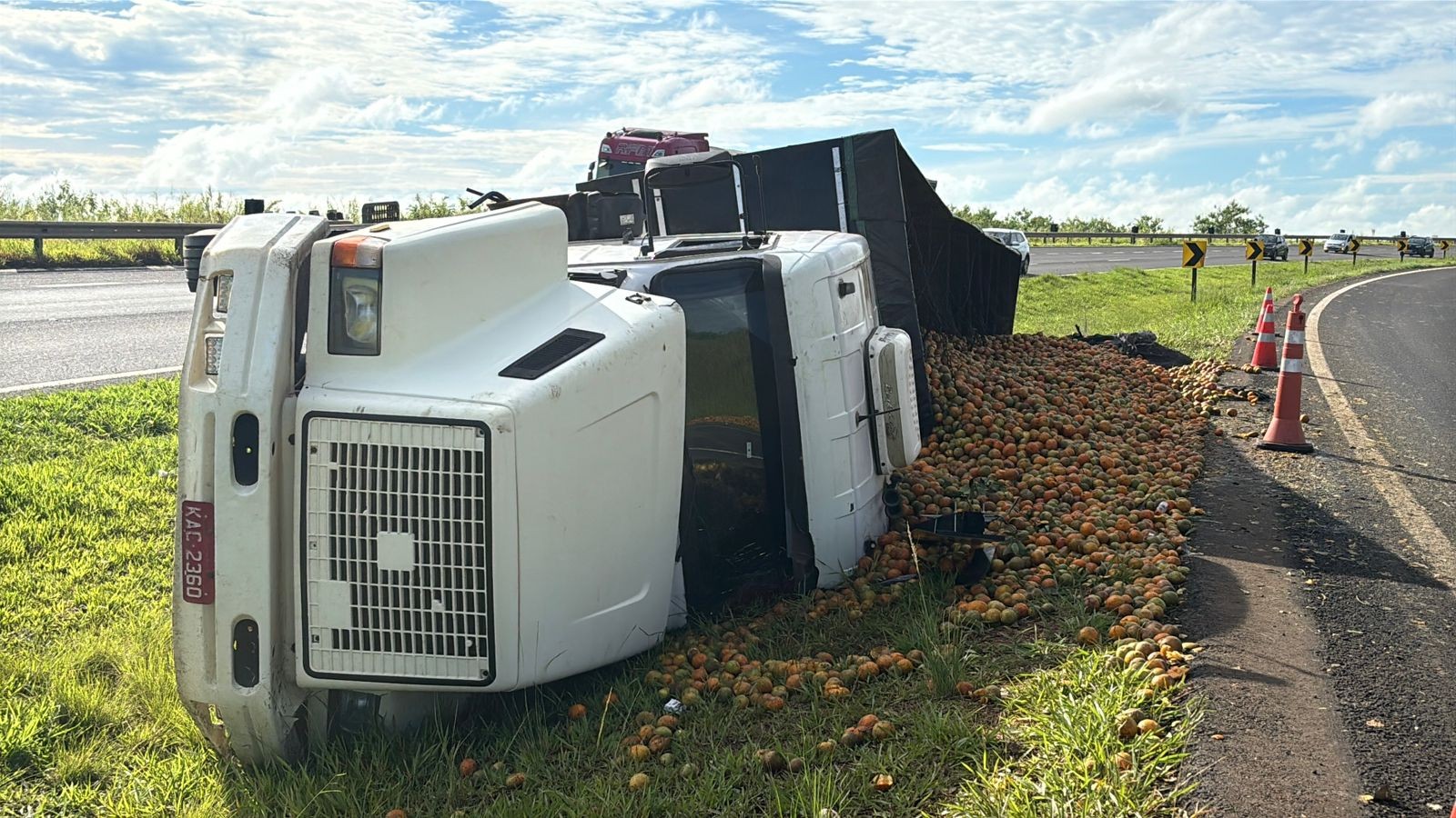 Caminhão com 30 toneladas de laranja tomba no anel viário de Piracicaba