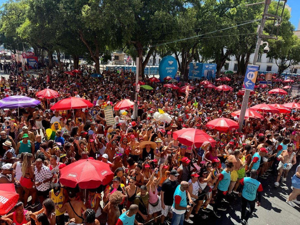 Cord&atilde;o da Bola Preta desfila por ruas do Centro do Rio na manh&atilde; deste s&aacute;bado (10) &mdash; Foto: Rafael Nascimento / g1