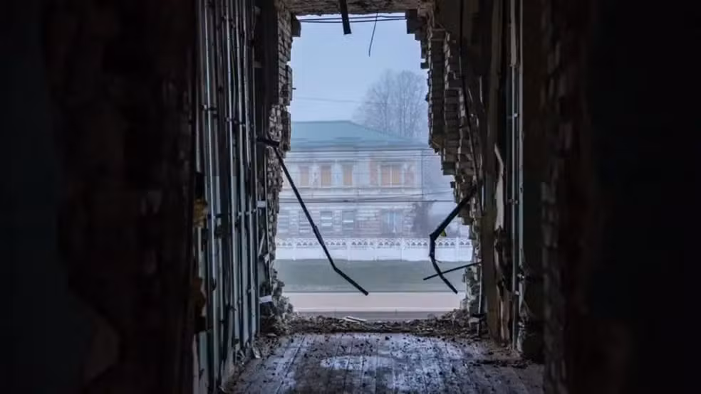 Uma das estações na estrada para Kramatorsk, após um ataque de drone russo — Foto: mat