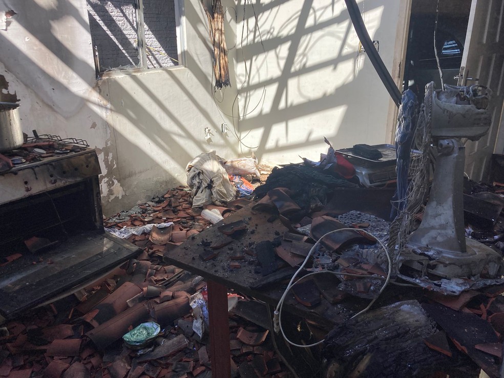 Incêndio destruiu casa na tarde de terça-feira (5) em Mossoró, no Oeste potiguar — Foto: Pedro Hugo/Inter TV Costa Branca