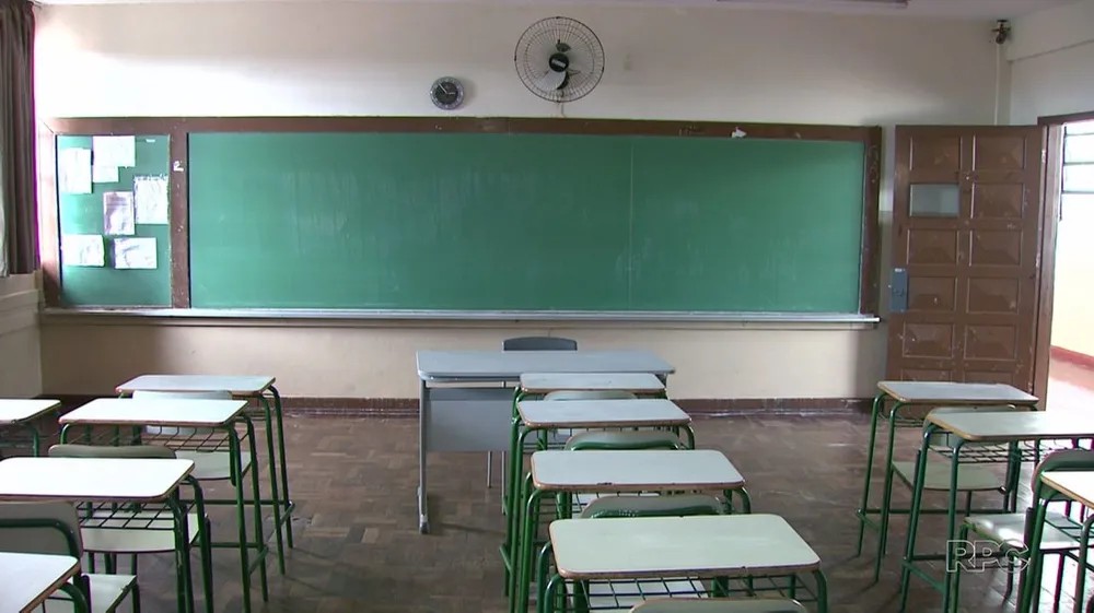 Governador sanciona lei que quer terceirizar gestão de 204 colégios públicos no Paraná
