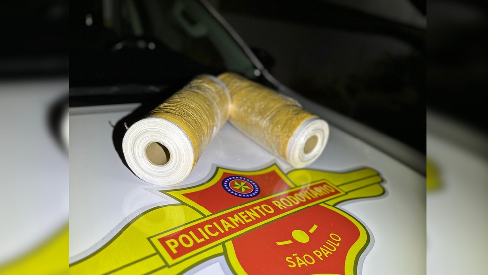 Cocaína embrulhada em duas bobinas de plástico foi encontrada por policiais rodoviários em bagagem de passageiro de ônibus, em rodovia em Avaí (SP), nesta segunda-feira (14) — Foto: Polícia Rodoviária/Divulgação