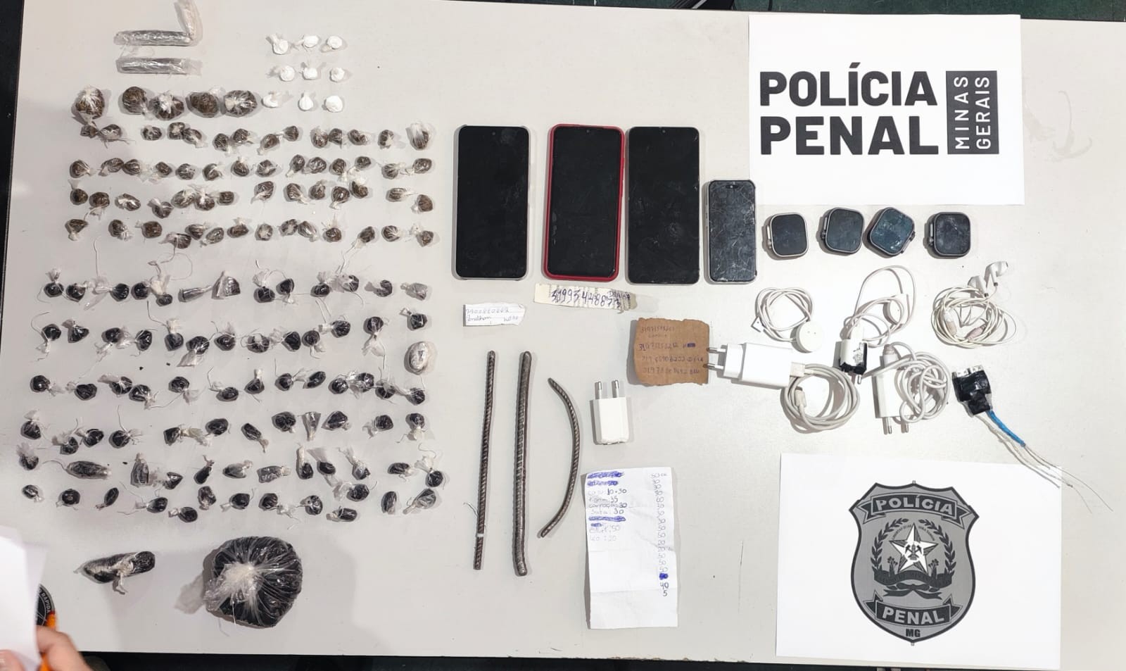 Operação contra facções apreende drogas e celulares e transfere 8 presos em presídio da Grande BH