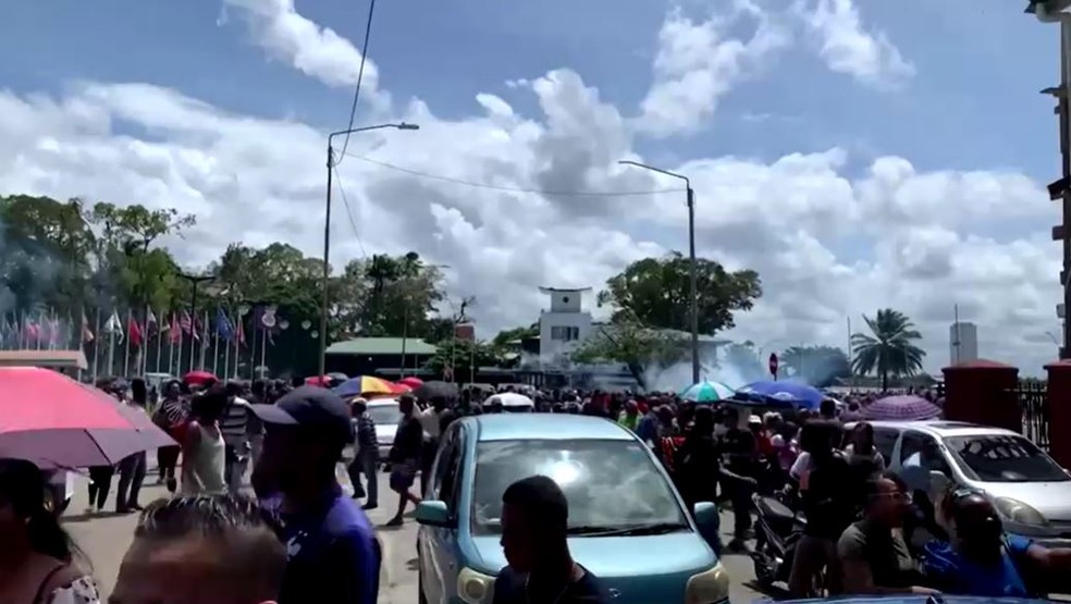 Distúrbios nas ruas de Paramaribo — Foto: Rinus Baes/Reuters