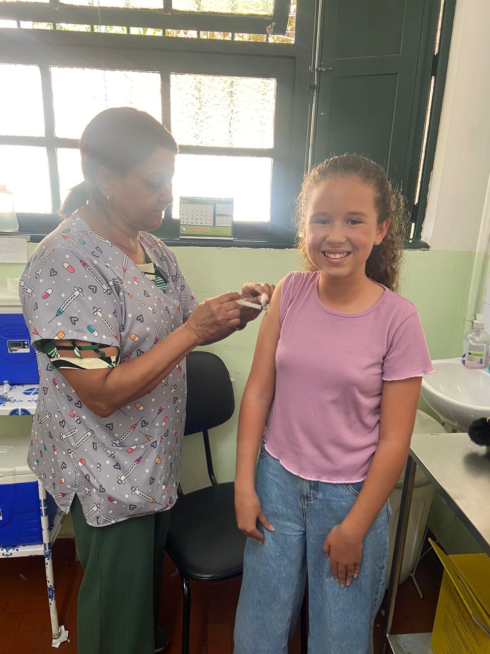 Vacina contra a dengue está disponível para crianças e adolescentes de 10 a 14 anos, mas procura ainda é baixa. — Foto: Divulgação - Prefeitura de Petrópolis