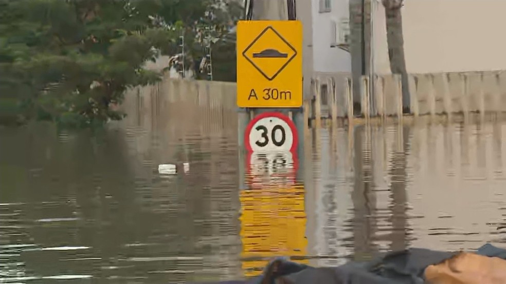 Rua submersa no bairro Sarandi — Foto: Reprodução/RBS TV