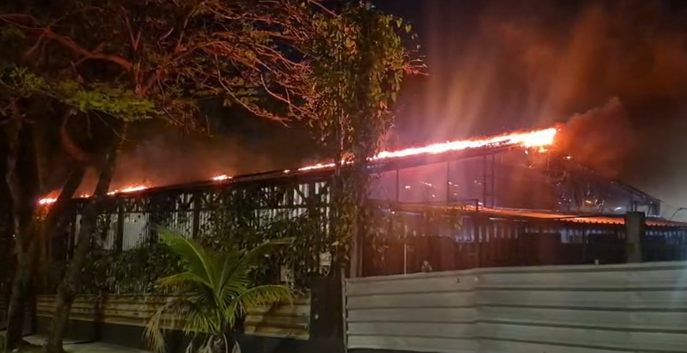 VÍDEO: incêndio atinge bar na Pampulha, em BH