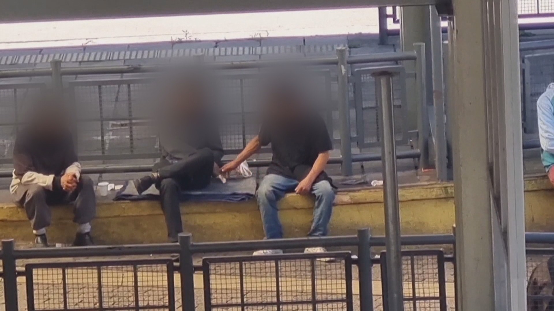 VÍDEO: traficantes de drogas e batedores de carteira são flagrados agindo à luz do dia no Centro de Porto Alegre