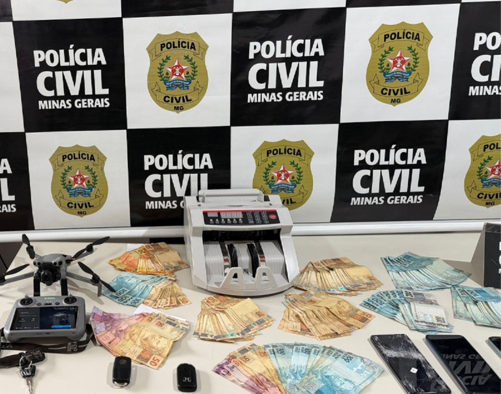Drone, dinheiro e celulares foram apreendidos durante a Opração Retorsão, em Juiz de Fora — Foto: Polícia Civil/Divulgação