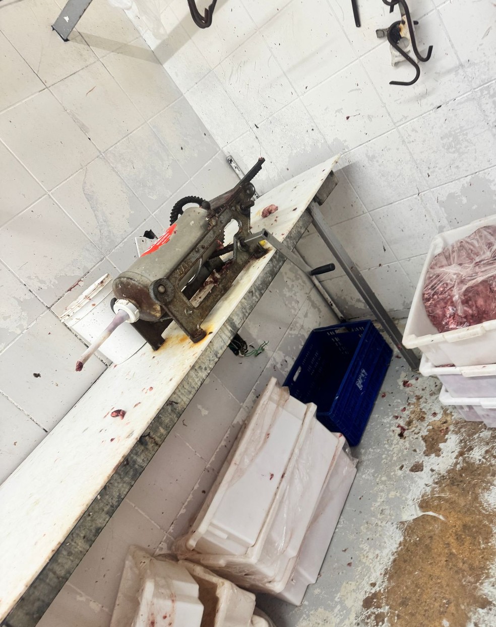 Policiais civis apreenderam 37 toneladas de carne imprópria para consumo em frigorífico em Hortolândia (SP) nesta segunda-feira (17) — Foto: Polícia Civil/DIG/Divulgação