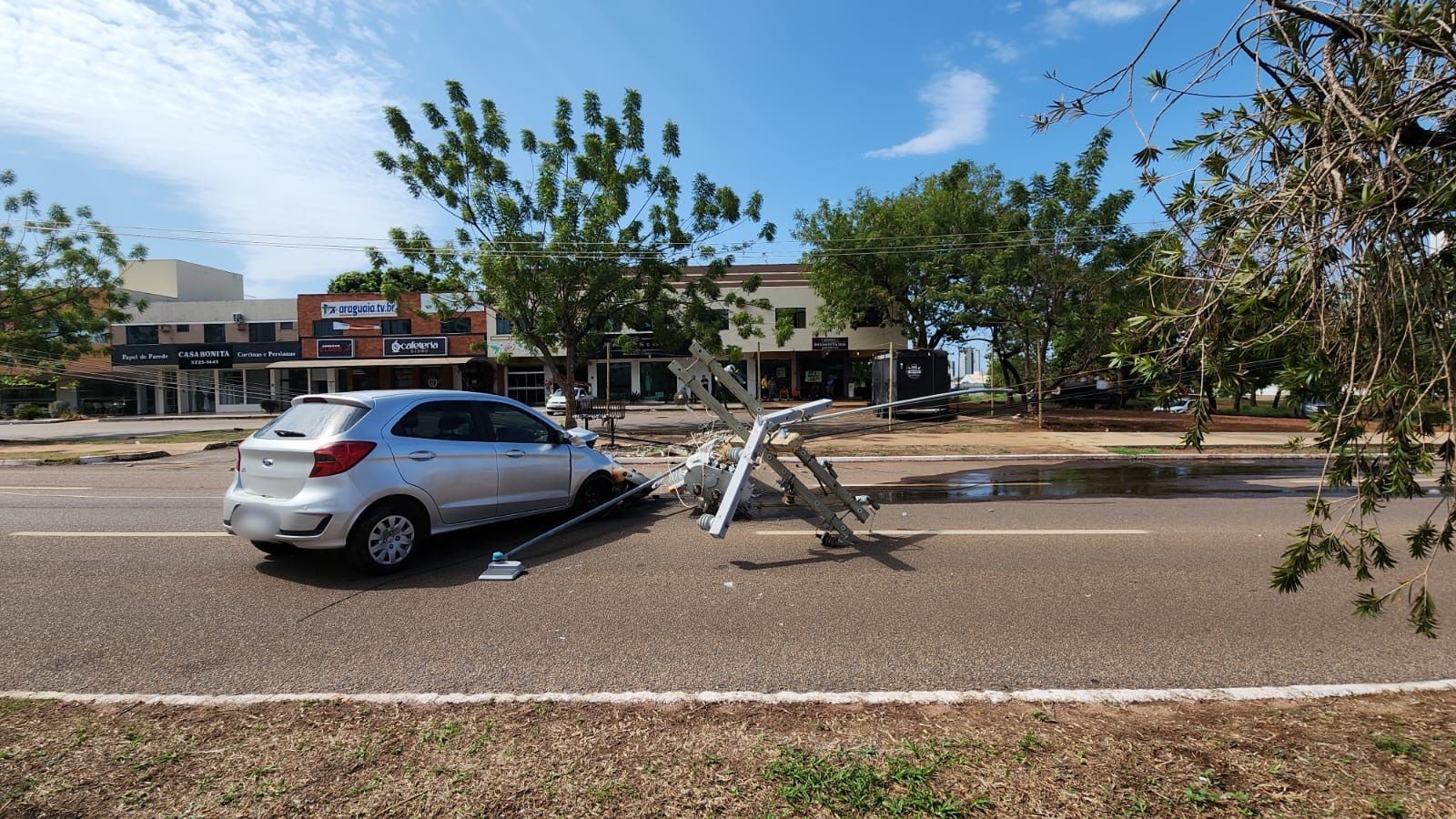 Motorista perde o controle, derruba poste e moradores ficam sem energia elétrica