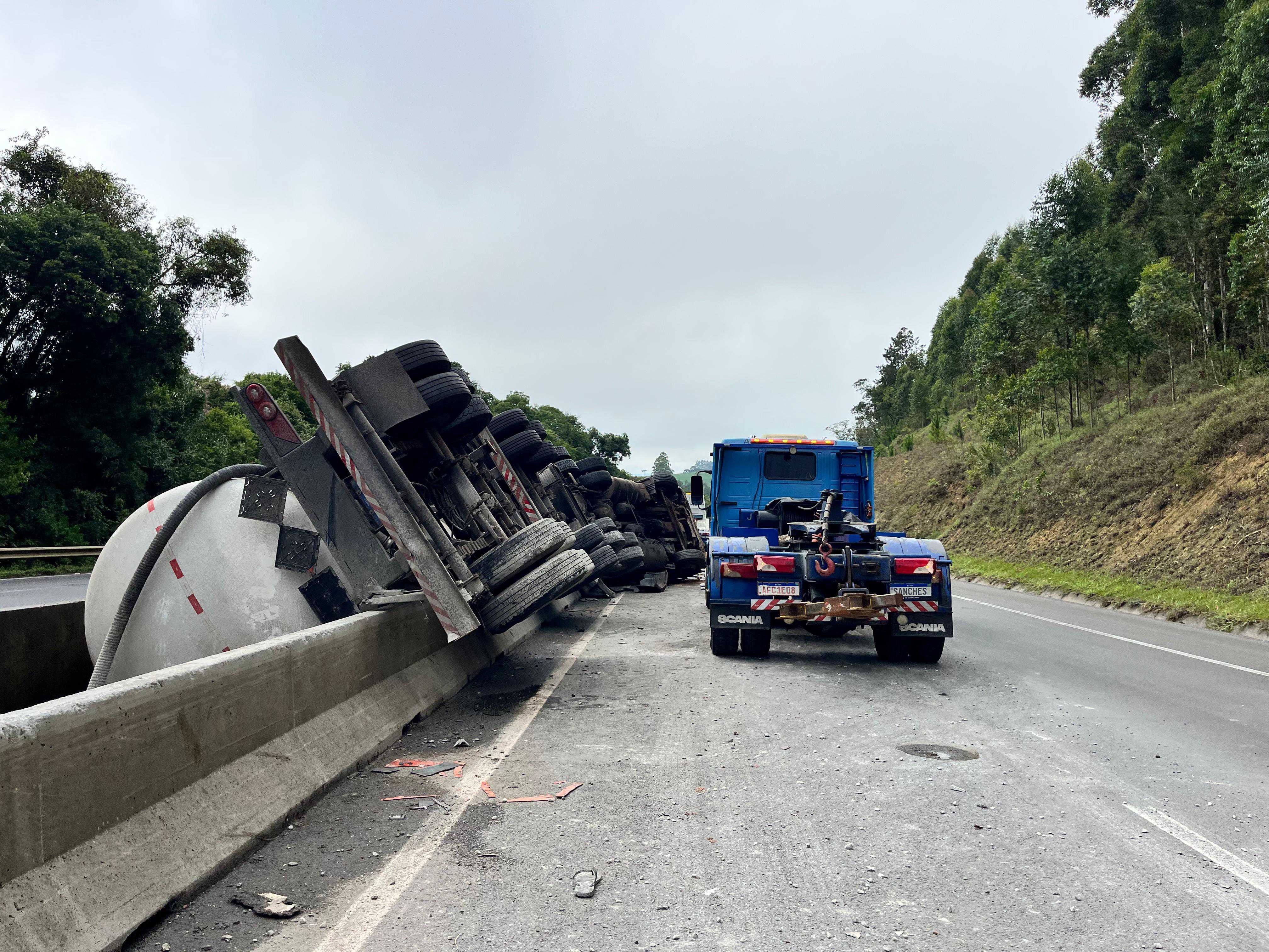 BR-376 fica com bloqueio no Paraná devido a risco de explosão de caminhão tombado, diz PRF