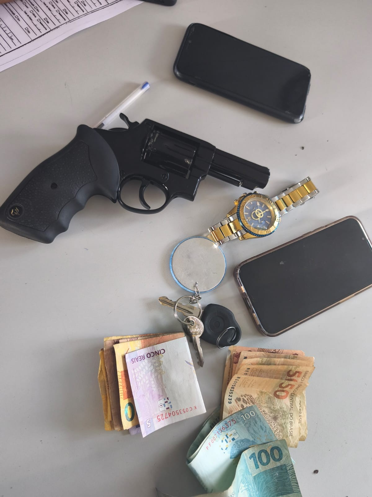 Criança de 3 anos é encontrada em carro com homens, arma e dinheiro em Teresina