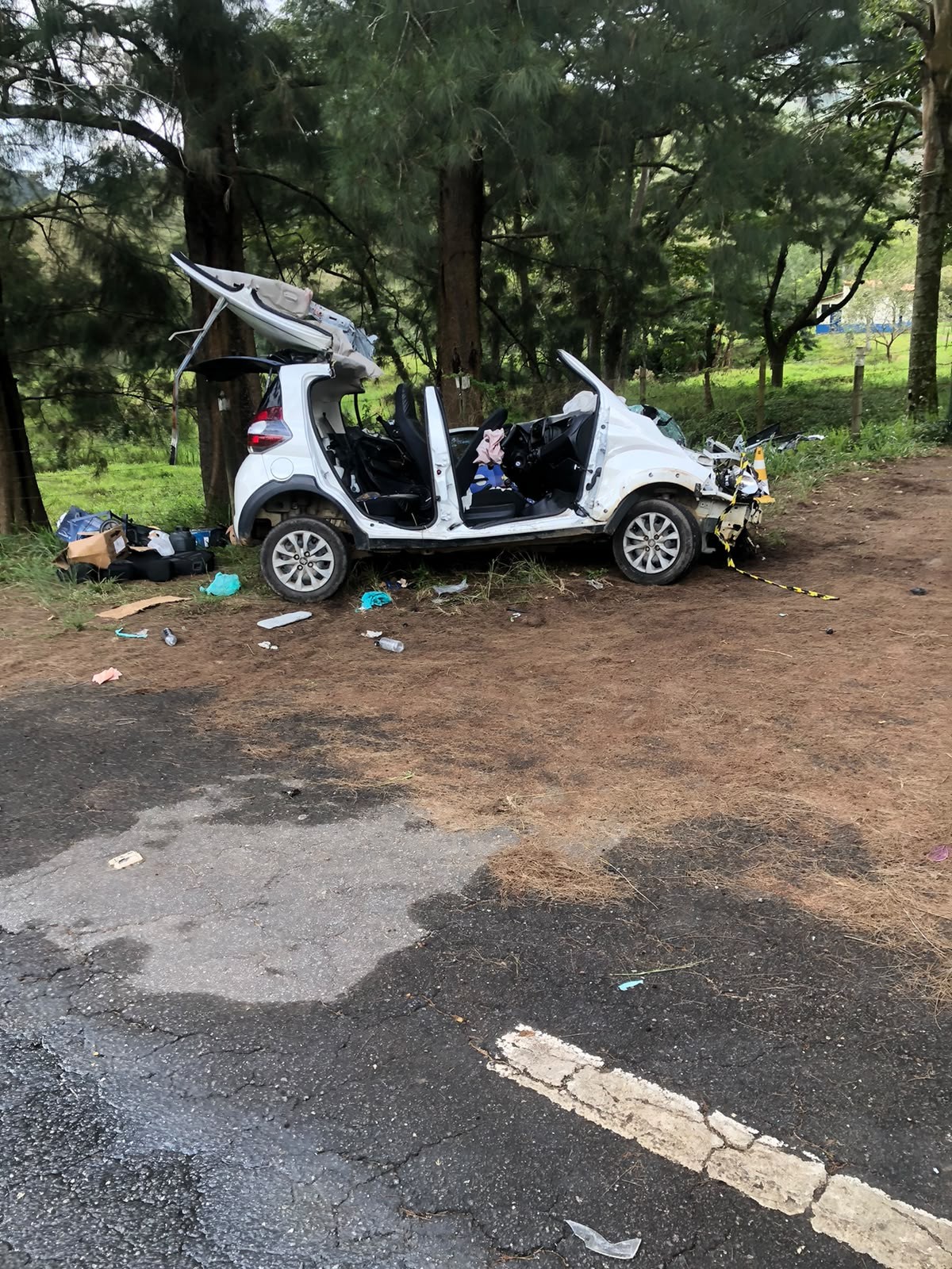 Homem morre após colisão entre carro e ônibus no distrito de Amparo, em Barra Mansa