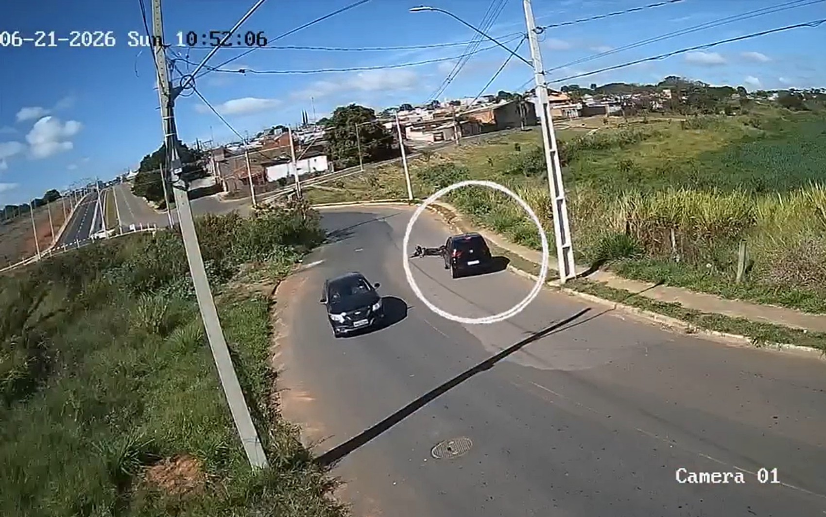 VÍDEO: Câmera de segurança flagra acidente após motociclista perder controle da direção em Passos, MG