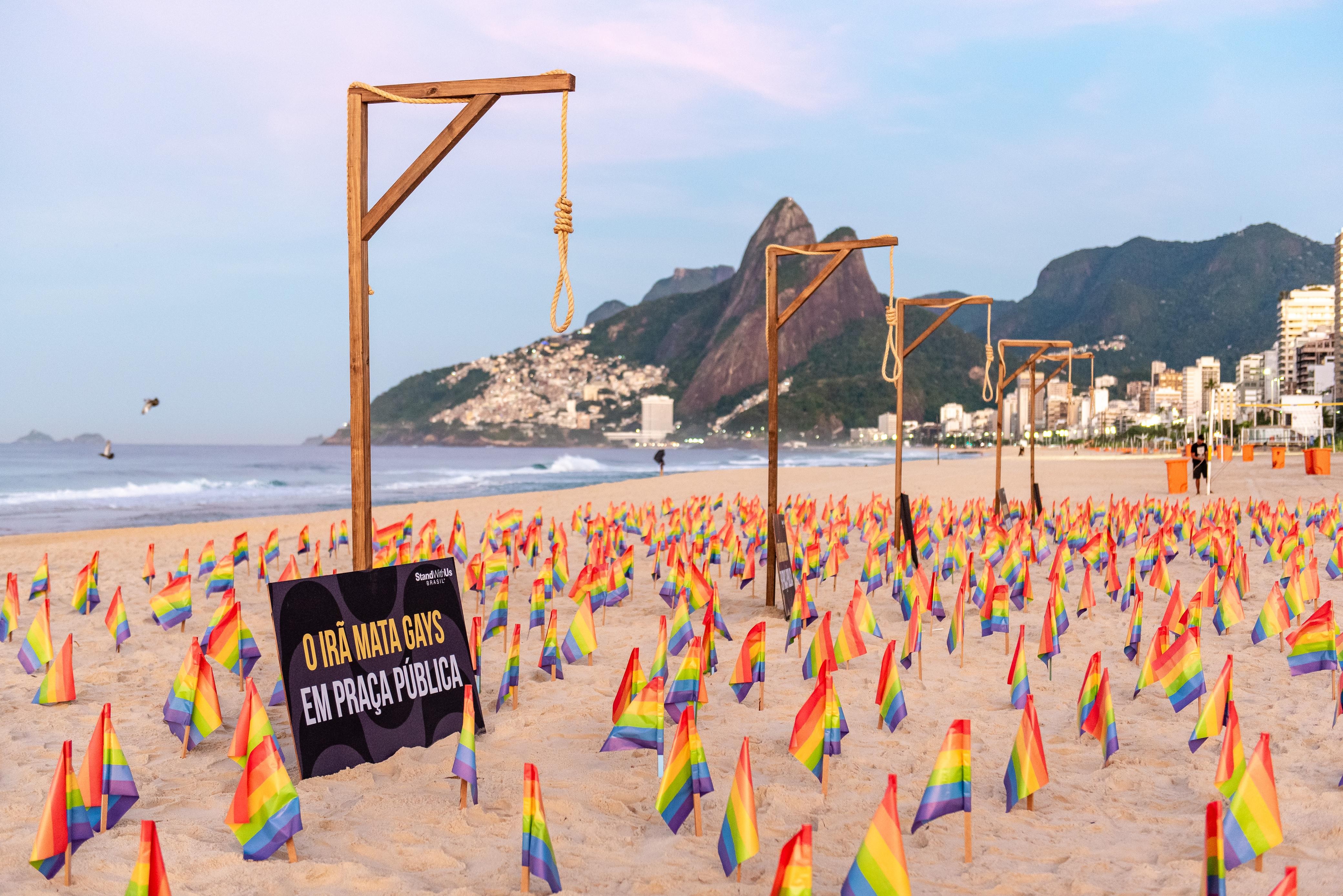 Protesto contra o Irã na Praia de Ipanema tem forcas e bandeiras LGBTQIA+