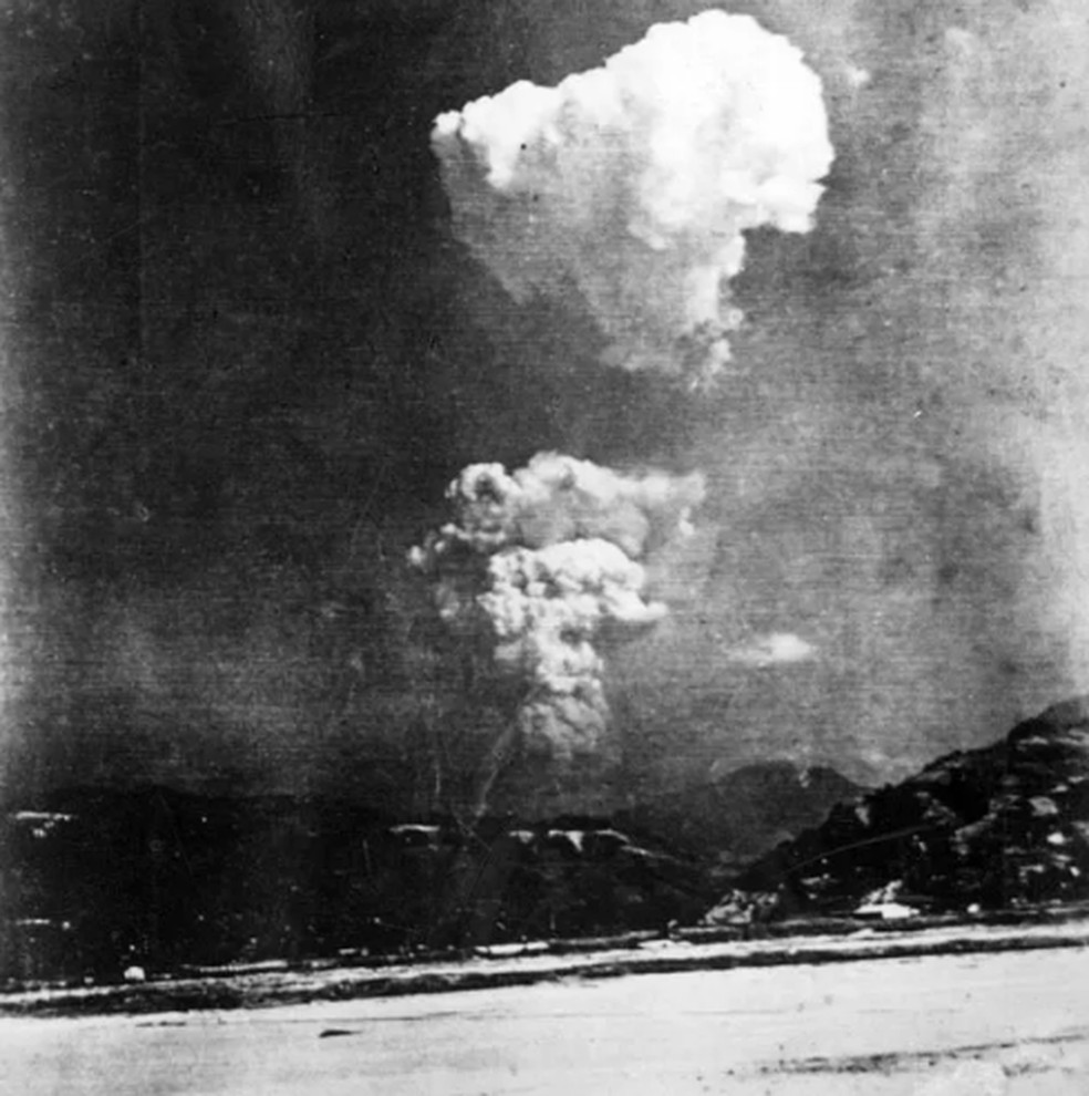 Imagem rara do cogumelo atômico de Hiroshima foi encontrado em arquivo de escola da cidade — Foto: AFP/Escola Honkawa
