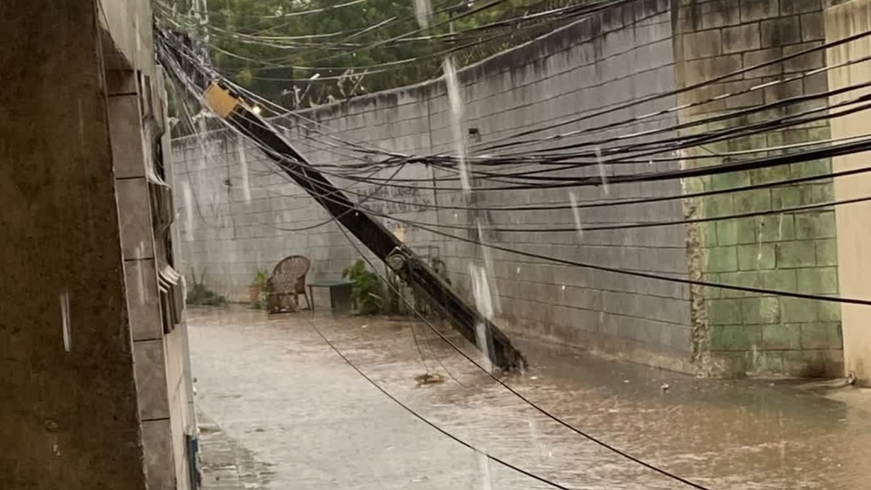 Poste tomba em meio à chuva, danifica rede elétrica e bloqueia rua no Bairro Jóquei Clube — Foto: Arquivo pessoal