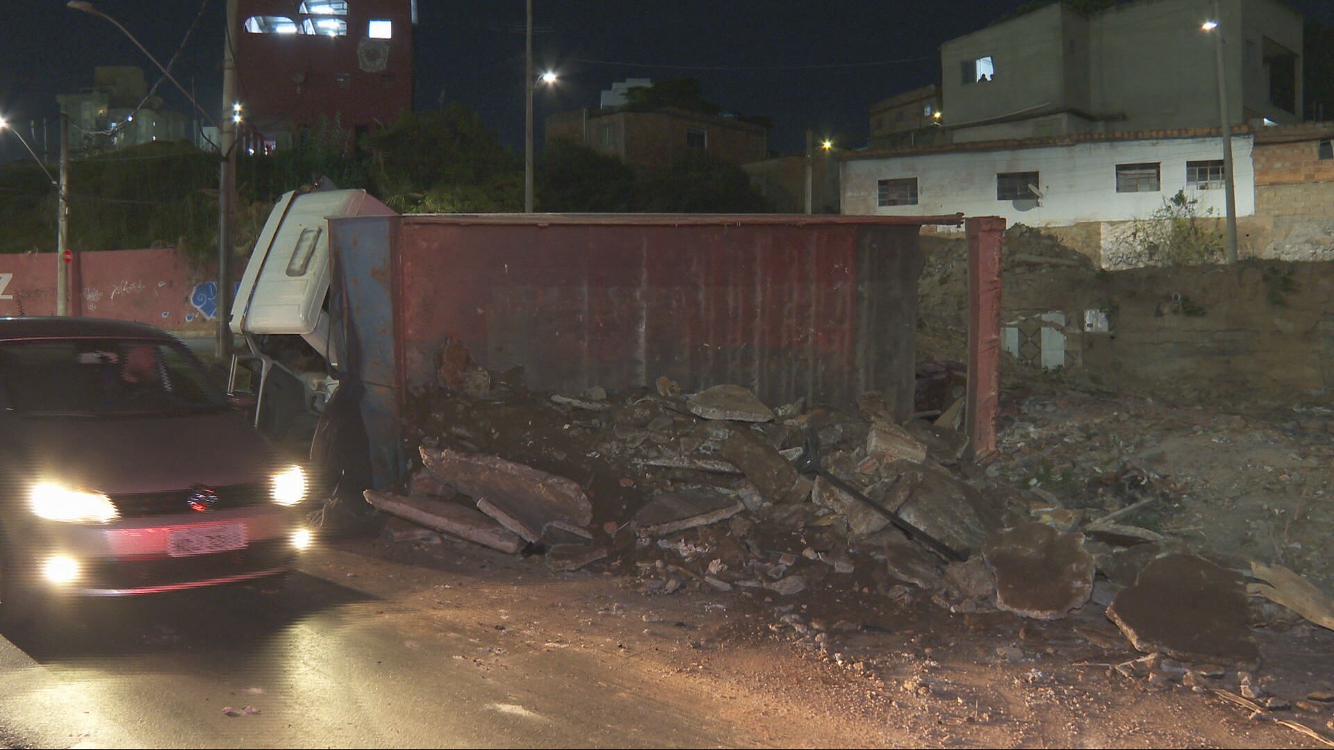 Caminhão com entulho tomba e atinge carro com passageiros em BH