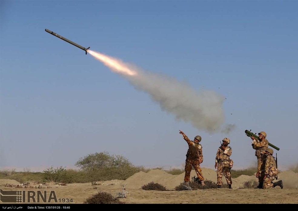 Militares iranianos disparam míssil de defesa portátil — Foto: IRNA/Divulgação