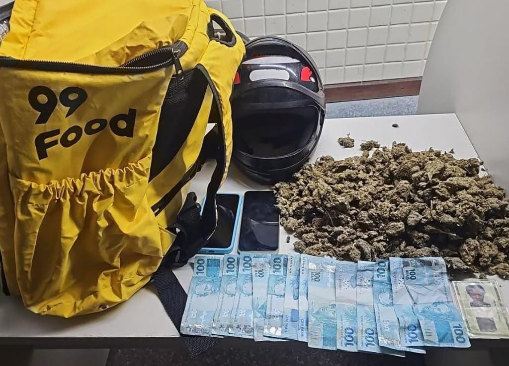 Homem é preso com porções de maconha dentro de bag de delivery em Salvador