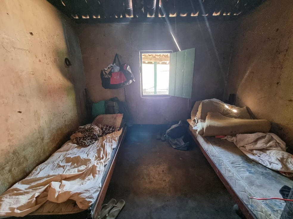 Quarto onde trabalhadores dormiam em fazenda antes do resgate — Foto: Divulgação/MPT-BA