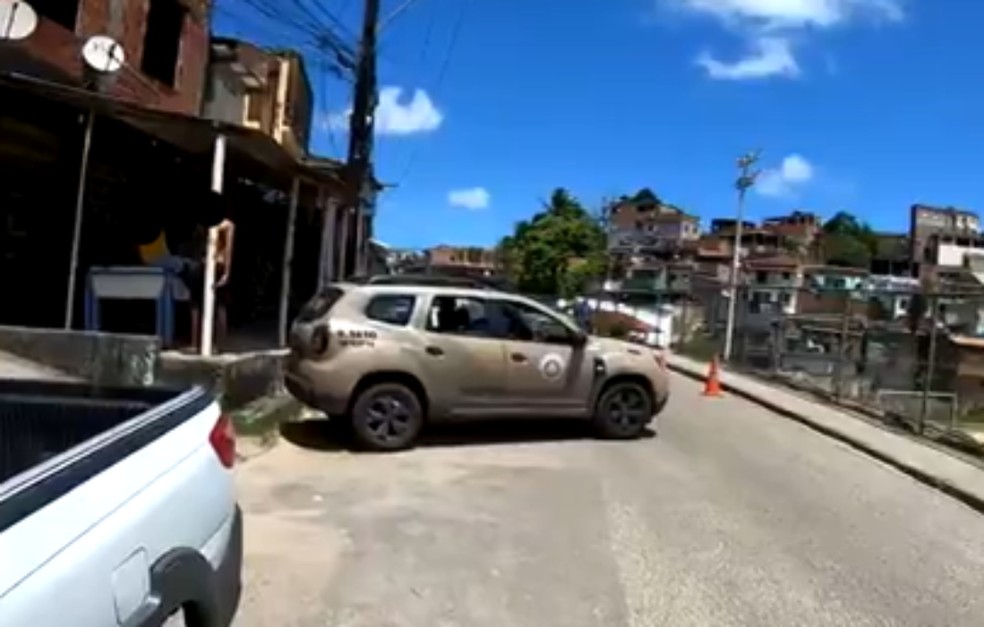 Polícia Militar isolou área para perícia após assassinato de jovem em Itacaranha — Foto: Reprodução/TV Bahia